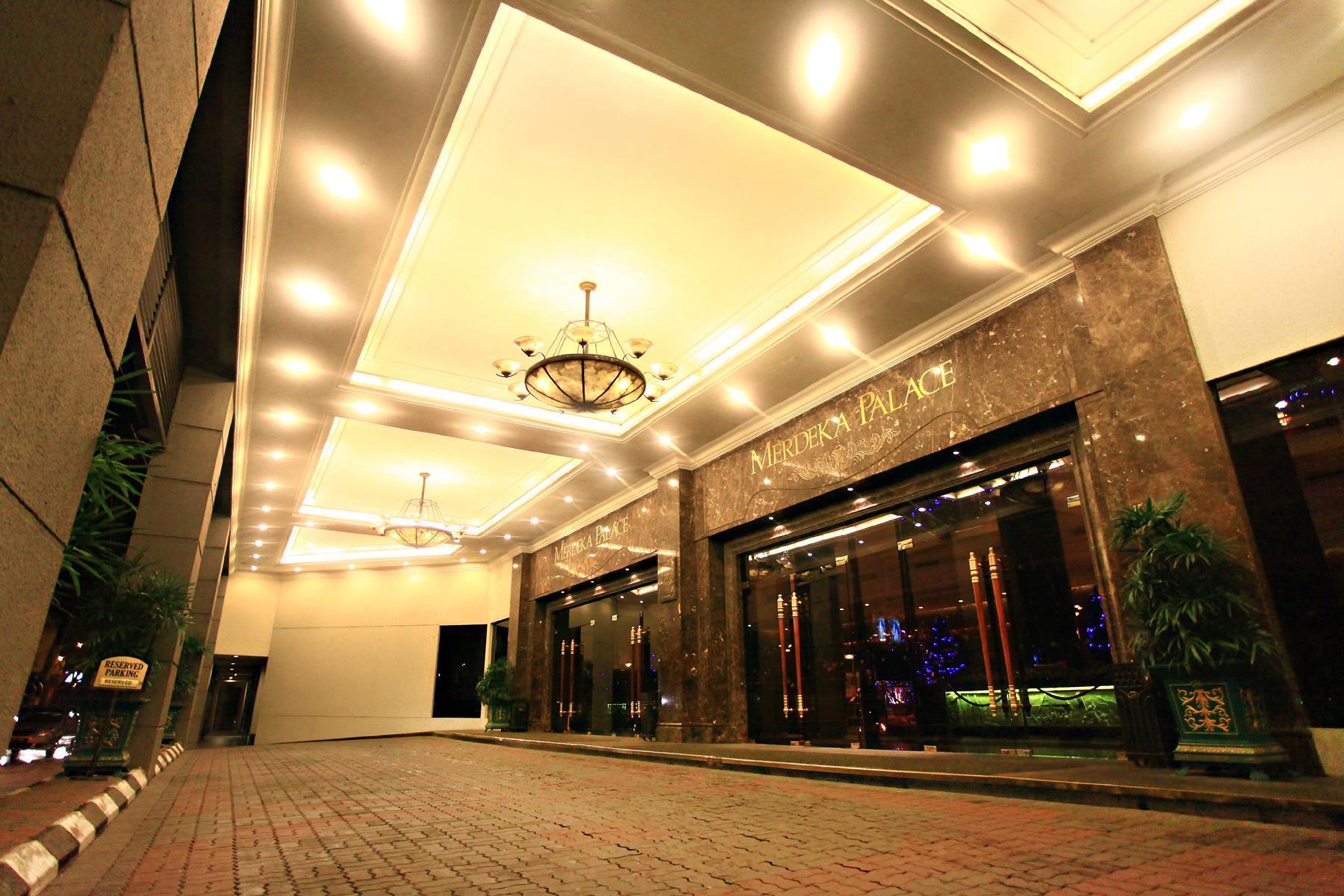 Merdeka Palace Hotel & Suites Kuching Kültér fotó